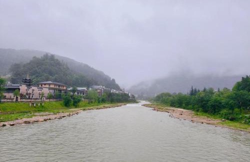 Wulingyuan Hotel | 铂曼智慧酒店-Near the east gate of the Forest Park, about a 10-minute walk-There is a beautiful small river at the entrance-offers free self-service laundry and Attraction Tickets Serivce in advance