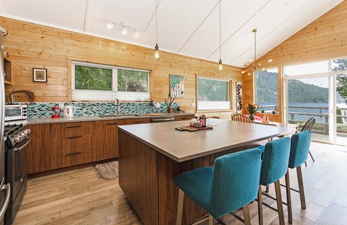 District of North Vancouver House | Boat-access & Waterfront 3 BR Cabin Retreat 45 minutes from downtown Vancouver.