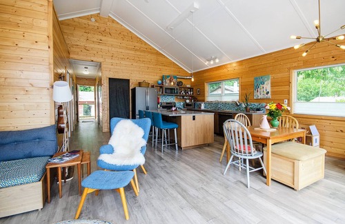 District of North Vancouver House | Boat-access & Waterfront 3 BR Cabin Retreat 45 minutes from downtown Vancouver.
