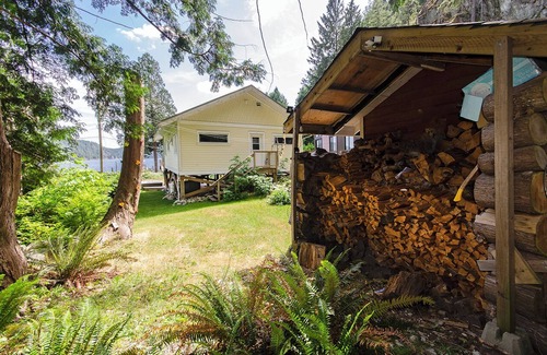 District of North Vancouver House | Boat-access & Waterfront 3 BR Cabin Retreat 45 minutes from downtown Vancouver.