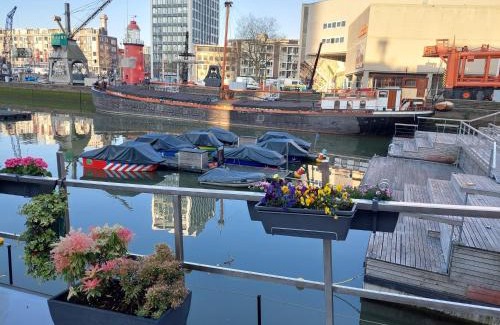 Stadsdriehoek Boat Rental | Boat Rooms on Water in Roterdam centrum