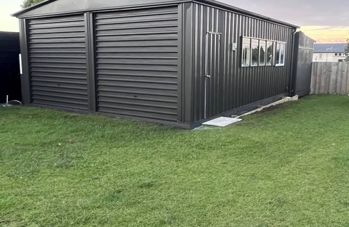 Whitianga Cabin | Boaties rest, safe parking. fenced yard, Walk to beach.