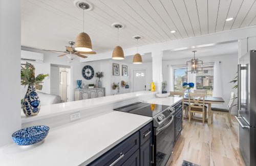 Fort Myers Beach House | Boating Enthusiasts, Walk to the Beach, Heated Pool - The Corner cottage - Roelens