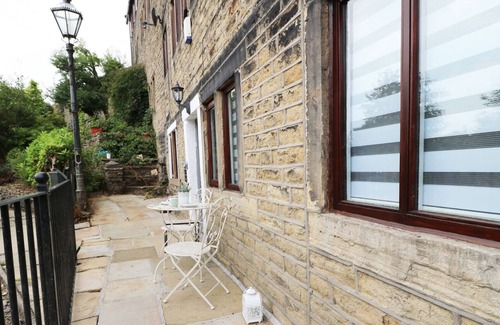 Linthwaite Cottage | BOBBIN COTTAGE, pet friendly, character holiday cottage in Golcar