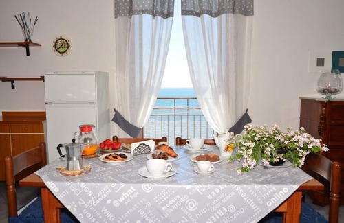 Marina del Cantone Apartment | Bocca d'Oro - Mimì sul Mare - Appartamento in riva al mare