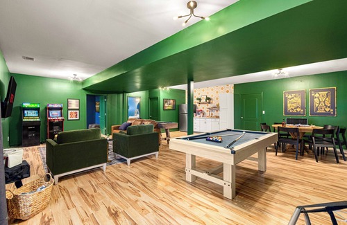 Frankfort House | Bocce Ball Ct, Hot Tub, Game Room, EV Charger, Mins to Buffalo Trace Distillery!