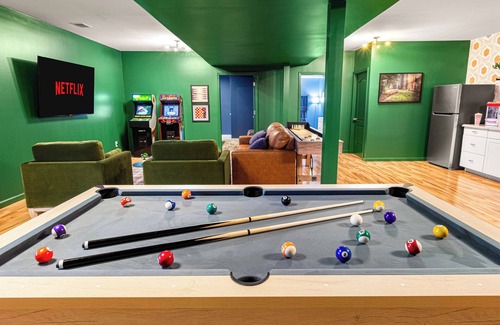 Frankfort House | Bocce Ball Ct, Hot Tub, Game Room, EV Charger, Mins to Buffalo Trace Distillery!