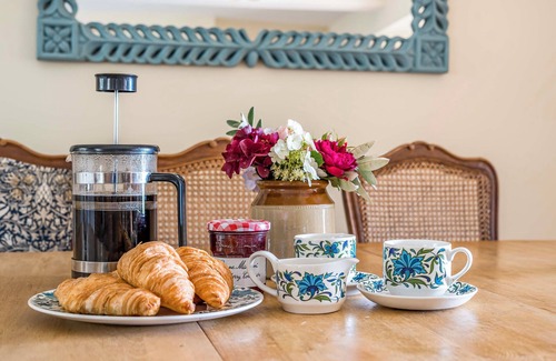 Rhoscolyn House | BODIOR GARDEN COTTAGE, pet friendly, with hot tub in Rhoscolyn