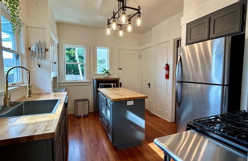 Eureka House | Boho Bungalow! King Bed-Full Backyard-Washer-Dryer-Fast WiFi!