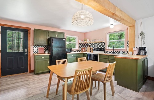 South Bloomingville Cabin | Boho Decor, Quiet, Wooded Lot, Flexible Cancellation Policy