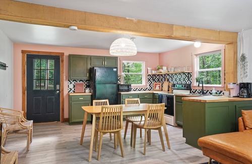 South Bloomingville Cabin | Boho Decor, Quiet, Wooded Lot, Flexible Cancellation Policy