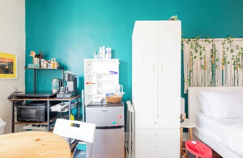 Queens Apartment | BOHO Suite large room with kitchenette-25 min to time square