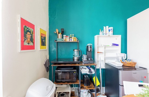 Queens Apartment | BOHO Suite large room with kitchenette-25 min to time square