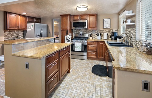 Veterans Park Cottage | BoiseWhitewaterCottage Bike Downtown or on the Greenbelt by the Boise River