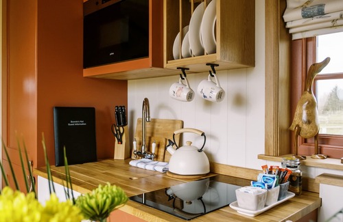 Redmile Cottage | BONNIE'S SHEPHERDS HUT, romantic, with hot tub in Redmile