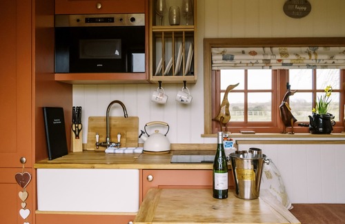 Redmile Cottage | BONNIE'S SHEPHERDS HUT, romantic, with hot tub in Redmile