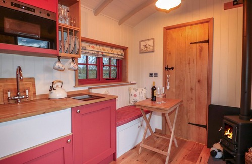 Redmile Cottage | BONNIE'S SHEPHERDS HUT, romantic, with hot tub in Redmile