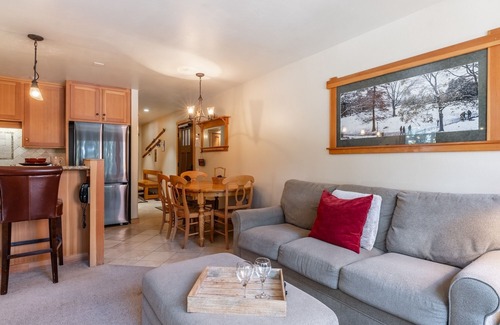 Truckee Condo | Book for Fall! Cozy Condo near Village of Northstar! Close to Chairlift!