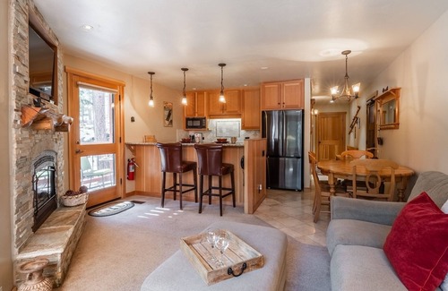 Truckee Condo | Book for Fall! Cozy Condo near Village of Northstar! Close to Chairlift!