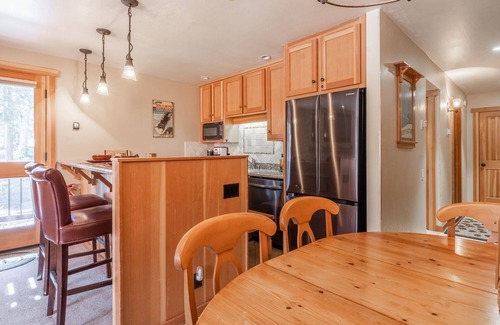 Truckee Condo | Book for Fall! Cozy Condo near Village of Northstar! Close to Chairlift!