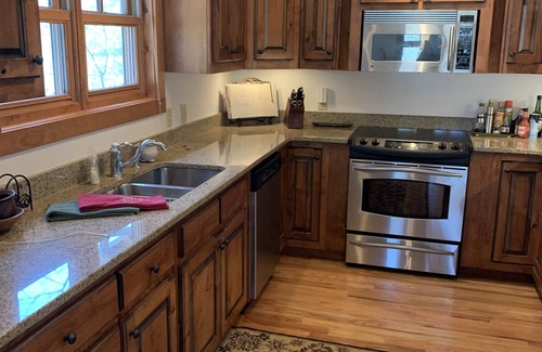 Cullowhee House | BOOK FOR HOLIDAYS AND 2026! Relax in the Mountains, Fireplaces & Waterfalls