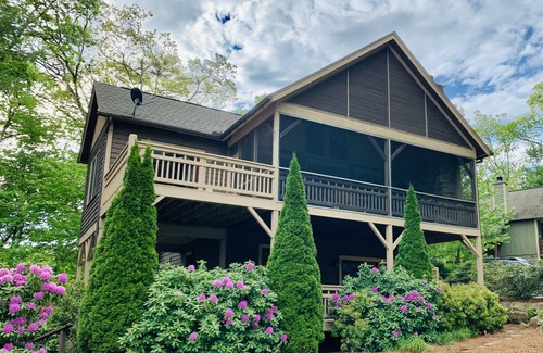 Cullowhee House | BOOK FOR HOLIDAYS AND 2026! Relax in the Mountains, Fireplaces & Waterfalls