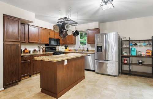 Gansevoort House | Book for Summer Race Season! 20 Mins to Track w/Large Deck + Yard