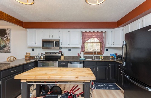 Massanutten Villa | Book Now! 3 Kings, 1 Queen/Dog Friendly/1 Mile to the Pool and Trails.