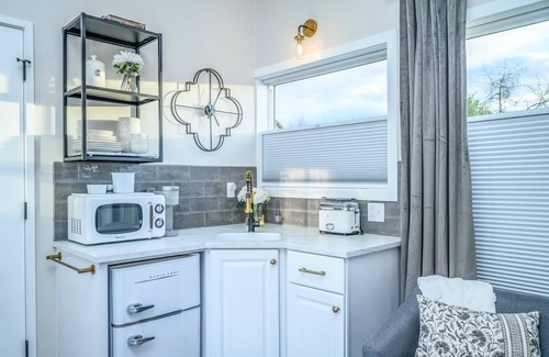 McMinnville Cottage | Book the Glam Cottage at The Boutique Retreat in historic downtown McMinnville.