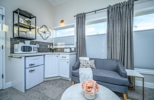 McMinnville Cottage | Book the Glam Cottage at The Boutique Retreat in historic downtown McMinnville.