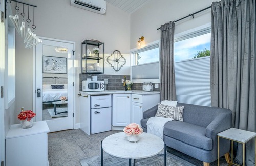McMinnville Cottage | Book the Glam Cottage at The Boutique Retreat in historic downtown McMinnville.
