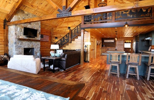 Thornton House | Book this perfect family getaway at this beautiful new modern log home in the White Mountains! CW81T