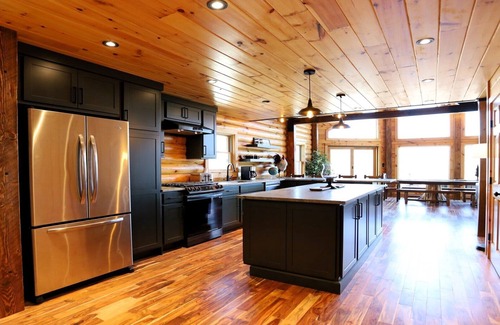 Thornton House | Book this perfect family getaway at this beautiful new modern log home in the White Mountains! CW81T