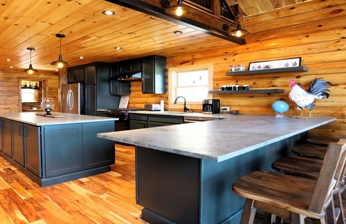 Thornton House | Book this perfect family getaway at this beautiful new modern log home in the White Mountains! CW81T
