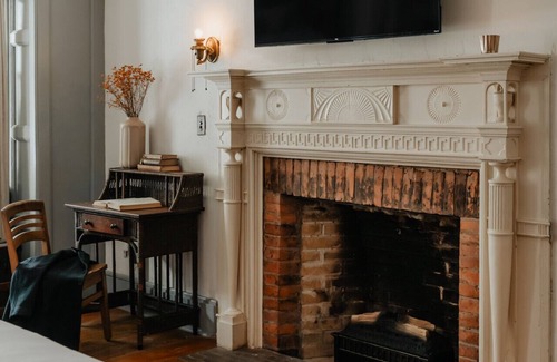 Hobart Hotel | Book village Inn - Austen Room