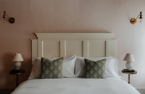 Hobart Bed & Breakfast | Book Village Inn Fitzgerald Room