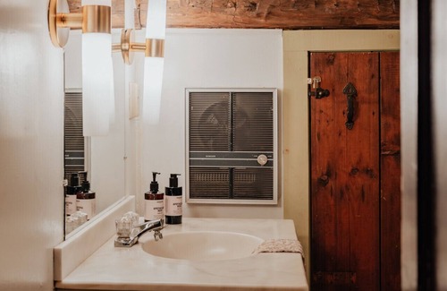 Hobart Bed & Breakfast | Book Village Inn Fitzgerald Room