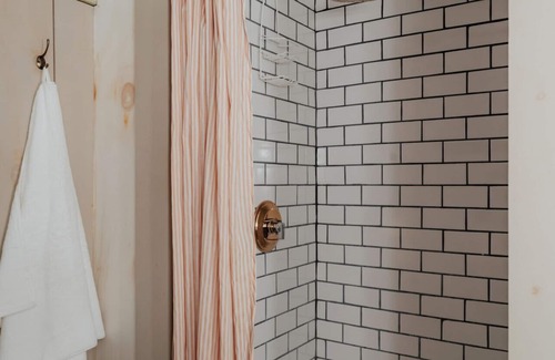 Hobart Bed & Breakfast | Book Village Inn Fitzgerald Room