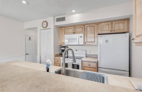 Miramar Beach House | BOOK YOUR BEACH VACATION NOW! BEACH SERVICE INCLUDED WITH ALL BOOKINGS