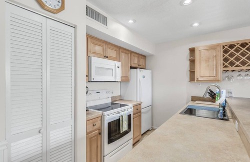 Miramar Beach House | BOOK YOUR BEACH VACATION NOW! BEACH SERVICE INCLUDED WITH ALL BOOKINGS