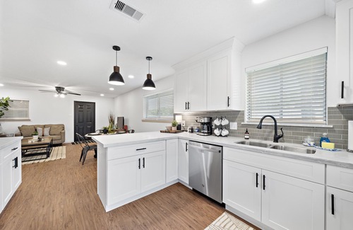 El Lago House | Book Your Stay and Dive into Beachside Fun!