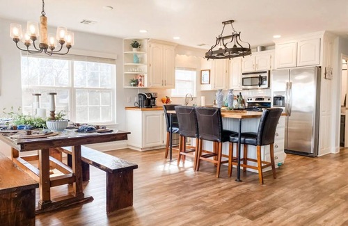 Beaver Shores House | Booking Fall NOW+Lovely Beaver Lake Views+Hot Tub