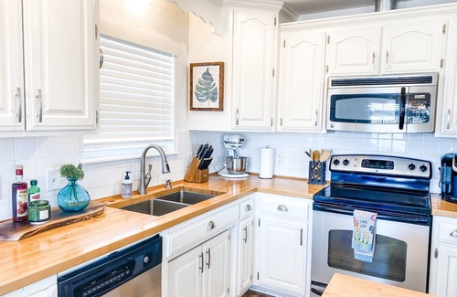 Beaver Shores House | Booking Fall NOW+Lovely Beaver Lake Views+Hot Tub