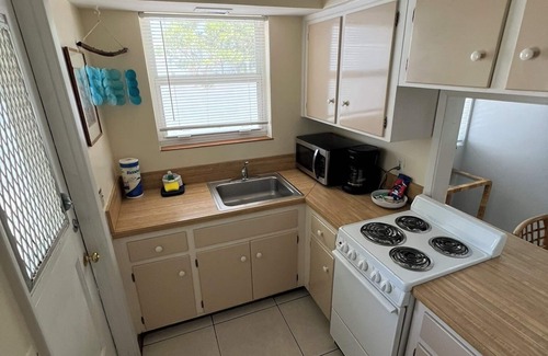 Delray Beach Hotel | Booking for 2026 One Block Walk Delray Beach, HTD Pool, Park, WiFi Included 2/2