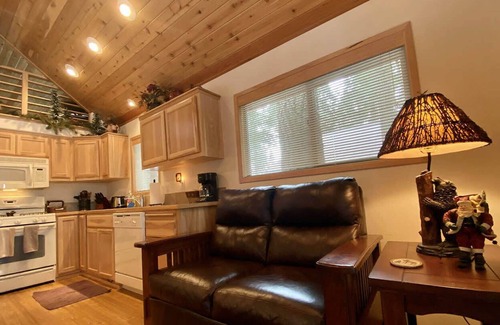 Ashland Cabin | BookStayHop -#41 Cabin on Hyatt Prairie Rd- Dog Friendly, With Mountain Views.