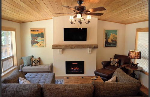 Ashland Cabin | BookStayHop -#51 Cabin on Hyatt Prairie Rd. Hot Tub w/Beautiful Mountain Views!