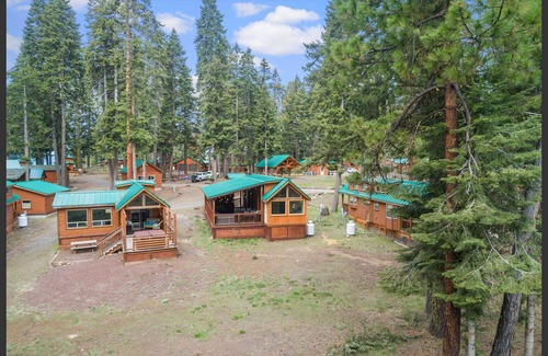 Ashland Cabin | BookStayHop -#52 Cabin on Hyatt Prairie Rd. With a Hot Tub and Mountain Views!