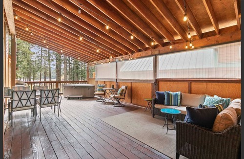 Ashland Cabin | BookStayHop -#52 Cabin on Hyatt Prairie Rd. With a Hot Tub and Mountain Views!