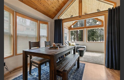 Ashland Cabin | BookStayHop -#52 Cabin on Hyatt Prairie Rd. With a Hot Tub and Mountain Views!