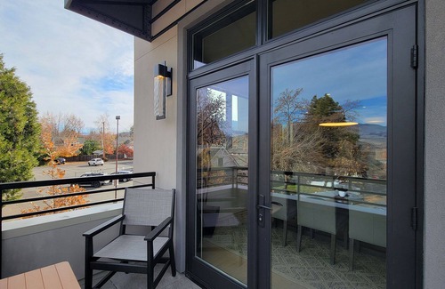 Historic Railroad District Condo | BookStayHop - Suite Alexander -Downtown with Gorgeous Mountain Views